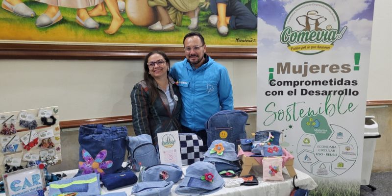 Negocios verdes exhiben artesanías sostenibles en nueva vitrina comercial en la Gobernación