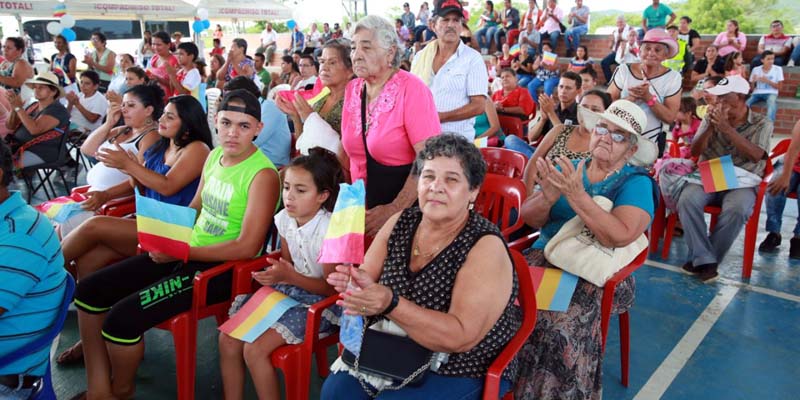Trescientos ochenta familias en Beltrán y Guataquí cumplirán su sueño de tener casa propia















































