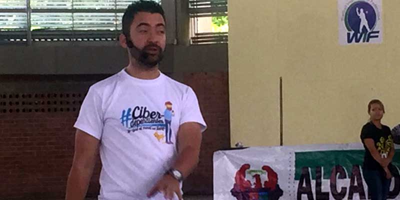 Más de 800 estudiantes de Girardot disfrutaron de la comedia Ciber - Dependientes



