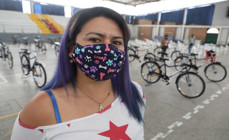 Mujeres floricultoras de Facatativá y Funza recibieron bicis como medio de transporte sostenible









