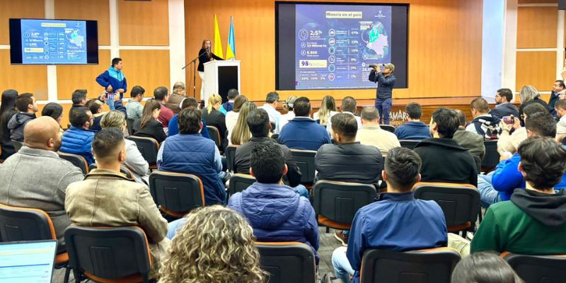 Alcaldes de Cundinamarca se capacitan en uso legal de materiales para obras viales
