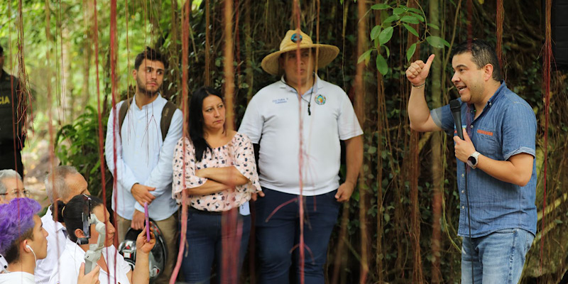 Un parque temático ambiental y más de 11 kilómetros de placa huellas entregó el Gobernador a la comunidad de Sasaima