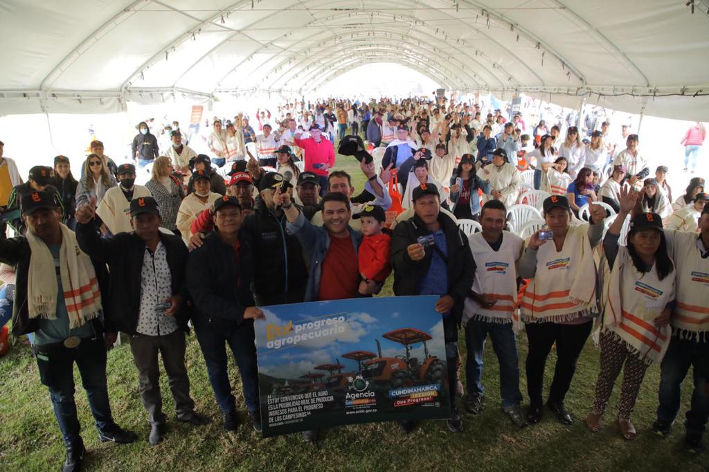 Cundinamarca celebra día del campesino entregando 500 tarjetas de progreso agropecuario

