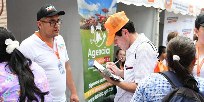 Multitudinaria Feria de Servicios en La Vega 
