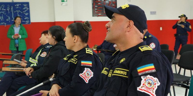 Bomberos de Cundinamarca se entrenan en manejo de serpientes para reforzar la protección animal y la seguridad ciudadana