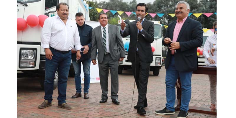 Guasca, Guataquí, Villeta y Cajicá recibieron vehículos compactadores