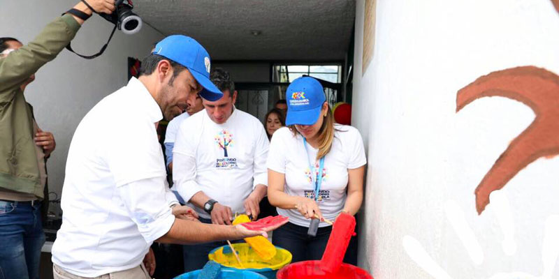Pintando de colores mi escuela

