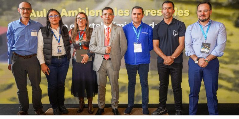 Gobernador Jorge Rey advierte que la montaña en Chipaque sigue cediendo y amenaza viviendas



