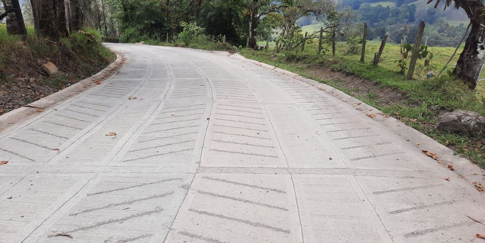 Cundinamarca impulsa la participación comunitaria y construirá 1’200.000 metros cuadrados de placas huella en zonas rurales


