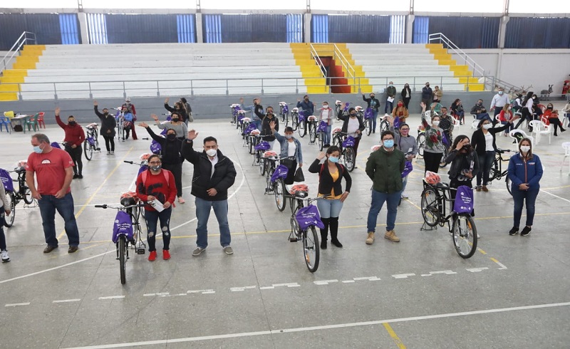 Mujeres floricultoras de Facatativá y Funza recibieron bicis como medio de transporte sostenible