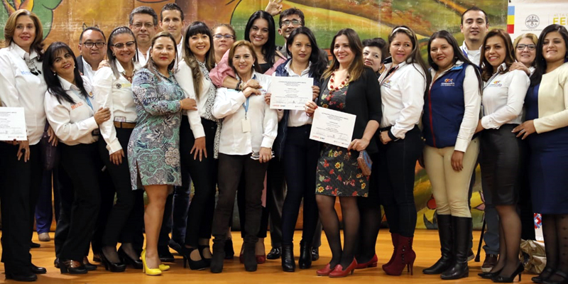450 docentes y funcionarios se gradúan como ‘Embajadores de la Felicidad’


