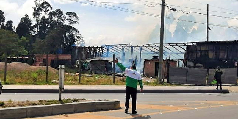 Bajo control incendio estructural en Chía





