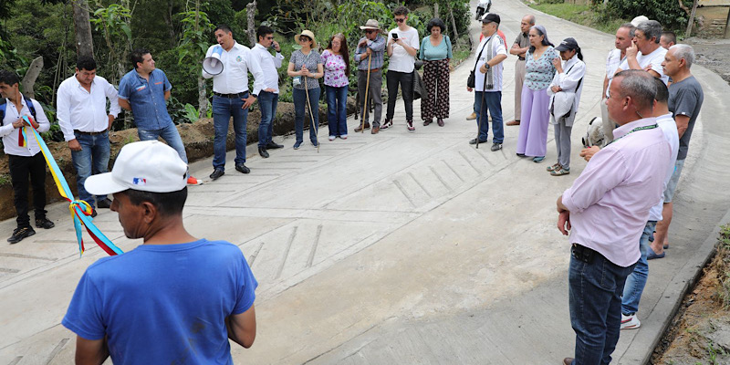 Un parque temático ambiental y más de 11 kilómetros de placa huellas entregó el Gobernador a la comunidad de Sasaima