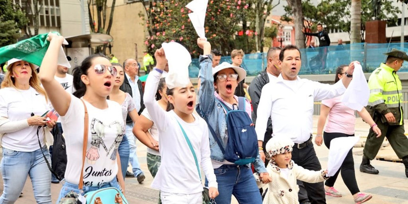 "Hoy marchamos porque tenemos indignación en el alma y el corazón": gobernador Jorge Rey