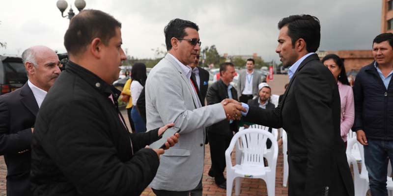Guasca, Guataquí, Villeta y Cajicá recibieron vehículos compactadores