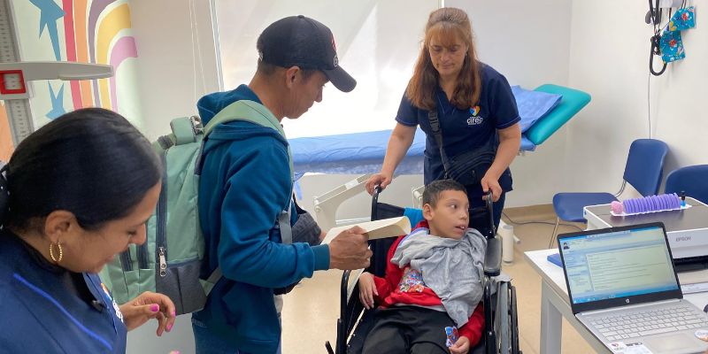 300 niños con discapacidad en Cundinamarca reciben valoraciones para acceder a sillas de ruedas neurológicas