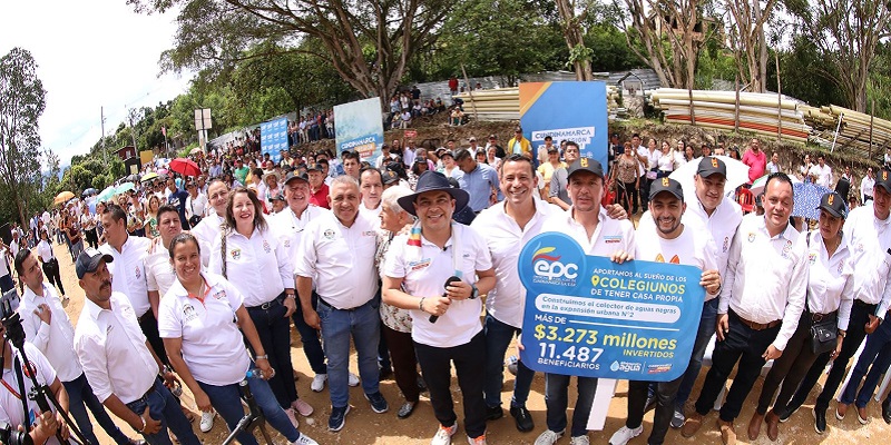 Gobernador participa en la entrega de 100 viviendas en el municipio de El Colegio
