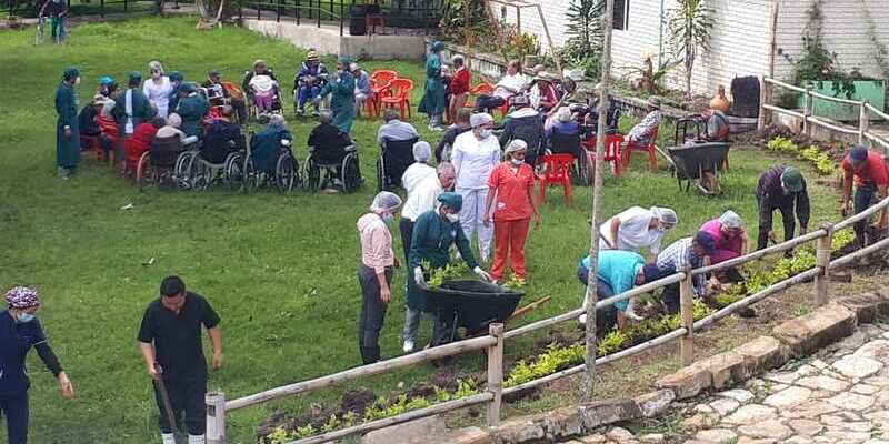 Adultos mayores y estudiantes unidos por el medio ambiente, en el CBA Belmira