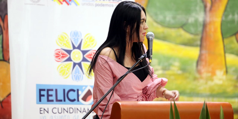 450 docentes y funcionarios se gradúan como ‘Embajadores de la Felicidad’

