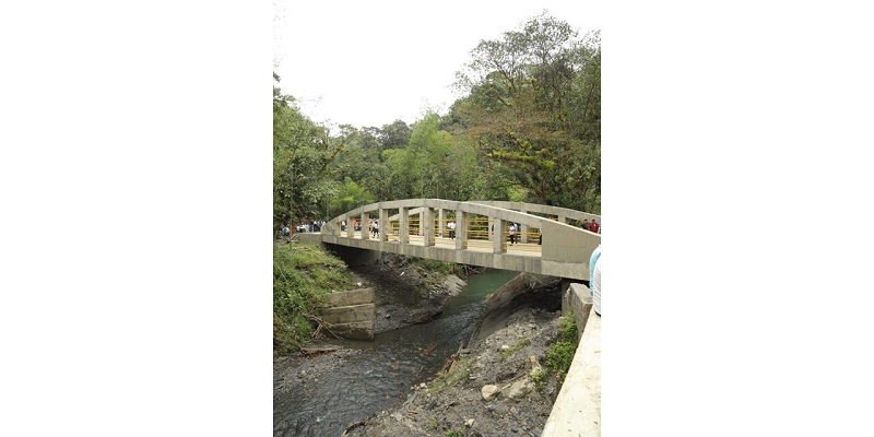 Al servicio puente vehicular Bunque entre El Peñón y Topaipí