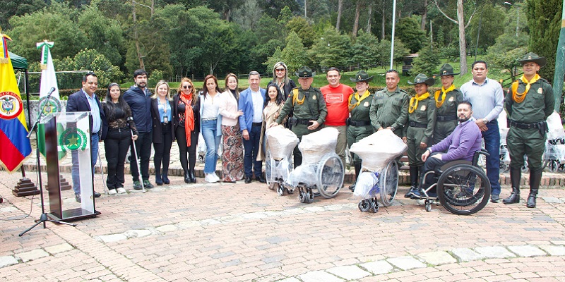 Cundinamarqueses reciben sillas de ruedas neurológicas

