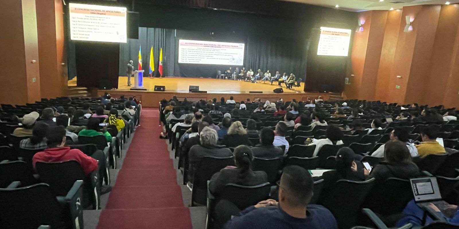 Cundinamarca comprometida con la protección de las abejas y el apoyo a la apicultura