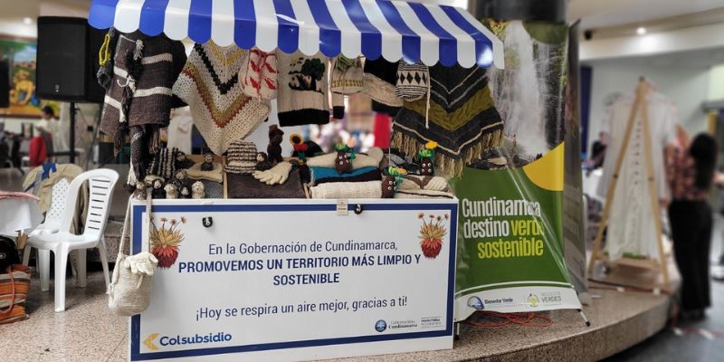 Negocios verdes exhiben artesanías sostenibles en nueva vitrina comercial en la Gobernación