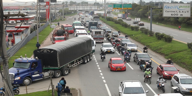 Transportadores en paro en vías de Cundinamarca inician despeje de tramos por acuerdo con la Gobernación y el Distrito Capital