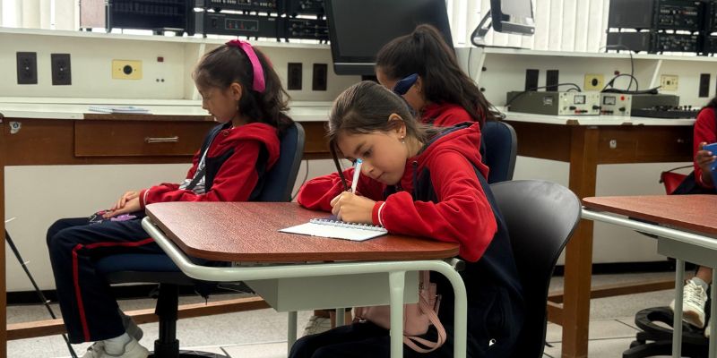 Niñas cundinamarquesas vivieron la experiencia de ser controladoras aéreas por un día
