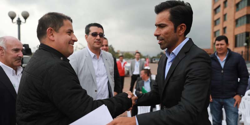 Guasca, Guataquí, Villeta y Cajicá recibieron vehículos compactadores