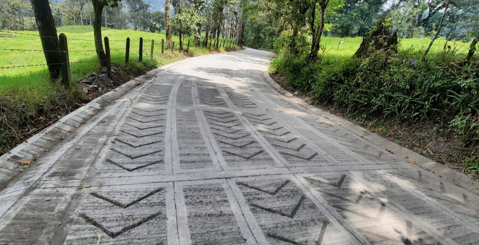 Cundinamarca impulsa la participación comunitaria y construirá 1’200.000 metros cuadrados de placas huella en zonas rurales


