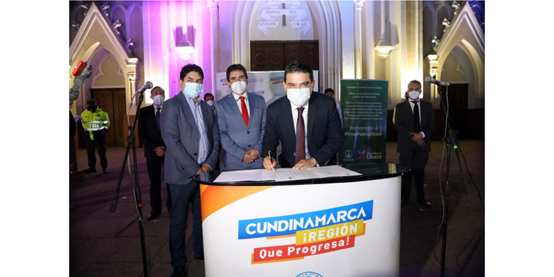 Gobernador firma convenios para mejorar la plaza de mercado y la Basílica de Ubaté