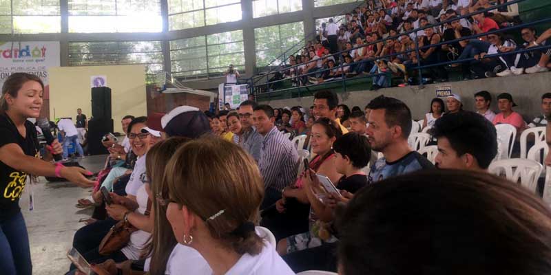 Más de 800 estudiantes de Girardot disfrutaron de la comedia Ciber - Dependientes



