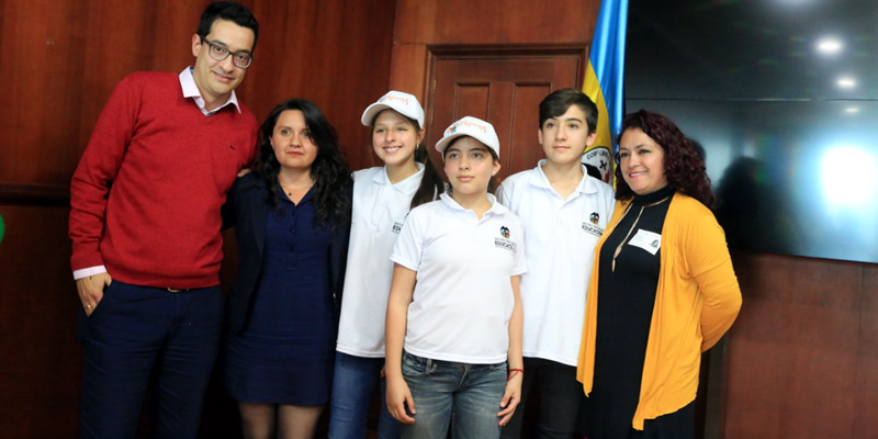 Niños, niñas y adolescentes exponen inquietudes sobre temas bandera en su proceso formativo



























