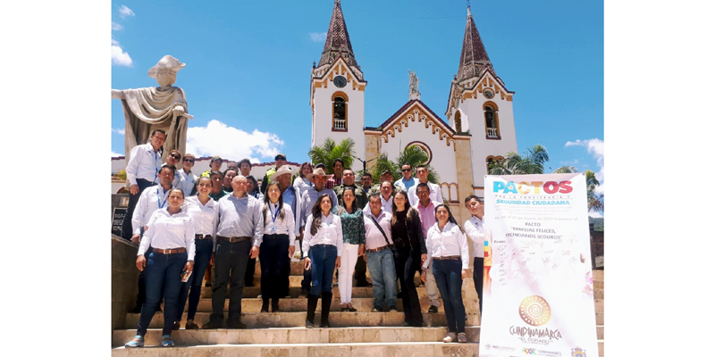 En Gachetá se firmó el pacto ‘Familias felices, vecindarios seguros’ 
































