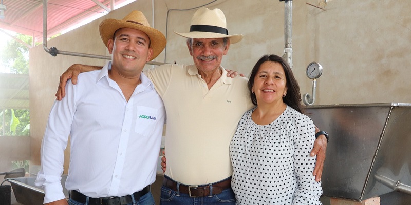 Paneleros cundinamarqueses con hornilla innovadora creada por Agrosavia 