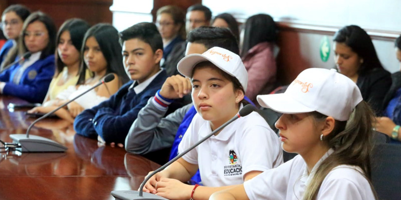 Niños, niñas y adolescentes exponen inquietudes sobre temas bandera en su proceso formativo



























