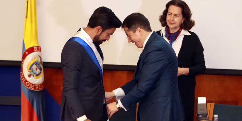 Condecoración a la excelencia, distingue al Gobernador de Cundinamarca como  el Administrador Público del año



































































