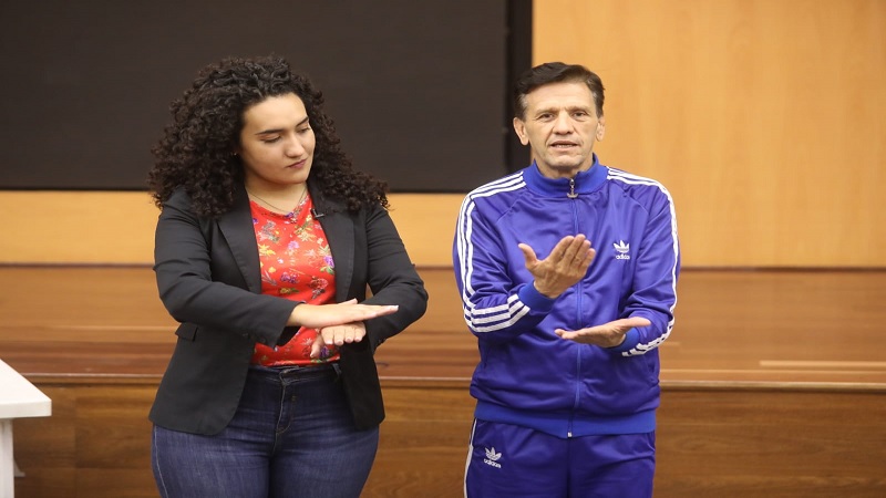 Equipo de la Secretaría de prensa es capacitado en lengua de señas 

