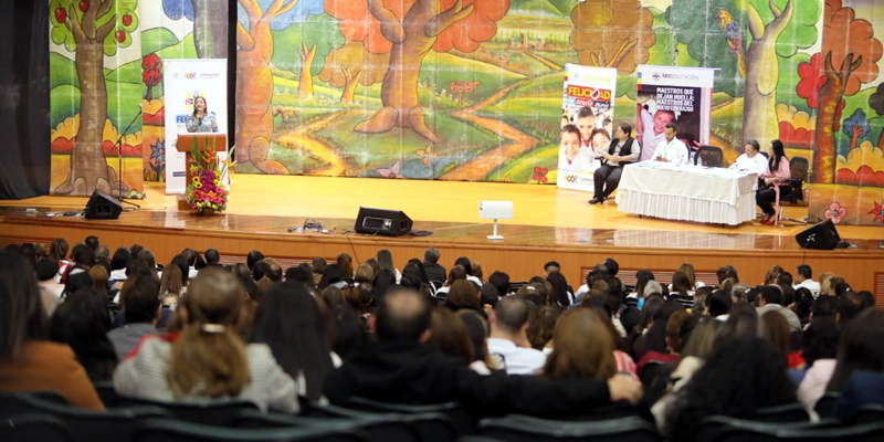450 docentes y funcionarios se gradúan como ‘Embajadores de la Felicidad’

