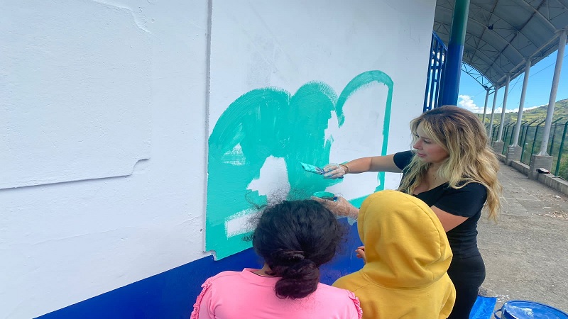 Pensiones Cundinamarca presente en Cáqueza para el embellecimiento de escuelas.

