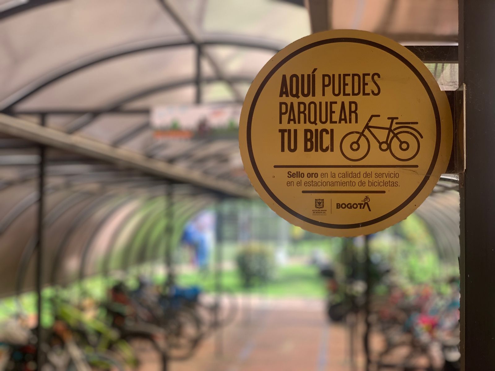 Sello de oro biciparqueadero